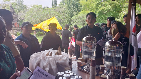 Nasi bungkus yang ditolak demonstran di Kantor DPRD Bali, Senin (17/2/2025). Foto: Denita BR Matondang/kumparan