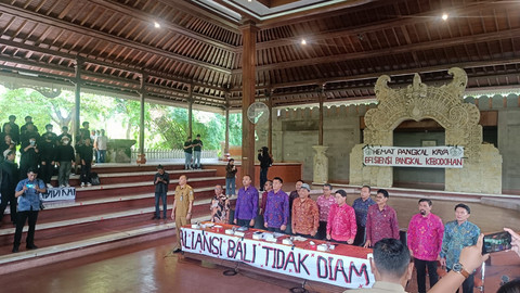 Ratusan mahasiswa yang tergabung dalam Aliansi Bali Tidak Diam melakukan unjuk rasa di Kantor DPRD Bali, Senin (17/2/2025). Foto: Denita BR Matondang/kumparan