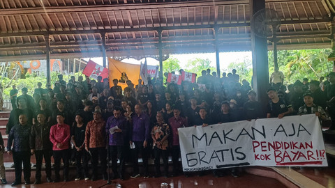 Ratusan mahasiswa yang tergabung dalam Aliansi Bali Tidak Diam melakukan unjuk rasa di Kantor DPRD Bali, Senin (17/2/2025). Foto: Denita BR Matondang/kumparan