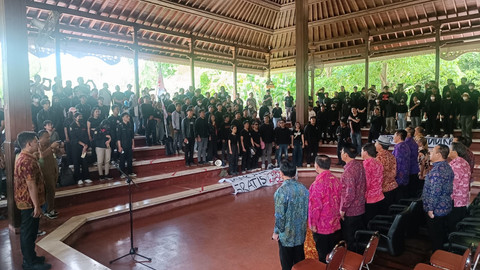 Ratusan mahasiswa yang tergabung dalam Aliansi Bali Tidak Diam melakukan unjuk rasa di Kantor DPRD Bali, Senin (17/2/2025). Foto: Denita BR Matondang/kumparan