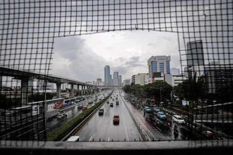 Suasana lalu lintas saat hujan deras mengguyur di kawasan Jalan Gatot Subroto, Jakarta, Senin (17/2/2025). Foto: Jamal Ramadhan/kumparan