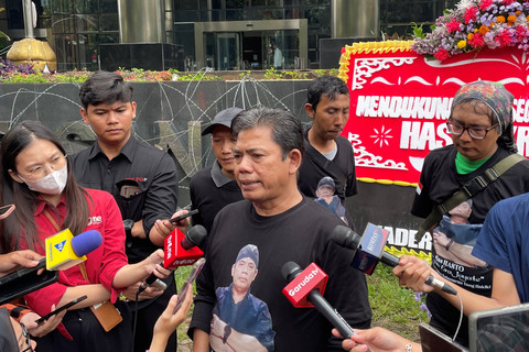 Eks kader PDIP asal Pemalang, Jawa Tengah, Sudarsono, membawa karangan bunga sebagai bentuk dukungan kepada KPK untuk mempercepat proses hukum Sekjen PDIP Hasto Kristiyanto, di Gedung Merah Putih KPK, Jakarta, Senin (17/2/2025). Foto: Fadhil Pramudya/kumparan