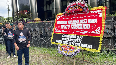 Eks kader PDIP asal Pemalang, Jawa Tengah, Sudarsono, membawa karangan bunga sebagai bentuk dukungan kepada KPK untuk mempercepat proses hukum Sekjen PDIP Hasto Kristiyanto, di Gedung Merah Putih KPK, Jakarta, Senin (17/2/2025). Foto: Fadhil Pramudya/kumparan