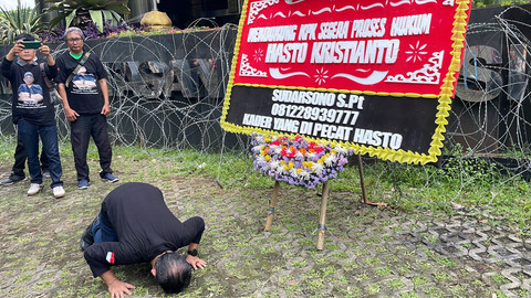 Eks kader PDIP asal Pemalang, Jawa Tengah, Sudarsono, membawa karangan bunga sebagai bentuk dukungan kepada KPK untuk mempercepat proses hukum Sekjen PDIP Hasto Kristiyanto, di Gedung Merah Putih KPK, Jakarta, Senin (17/2/2025). Foto: Fadhil Pramudya/kumparan