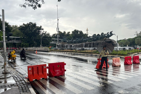 Suasana lalu lintas jelang demo BEM SI di Kawasan Patung Kuda, Jalan Merdeka Barat, Jakarta, Senin (17/2/2025). Foto: Abid Raihan/kumparan