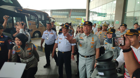 Kakorlantas Polri Brigjen Pol Agus Suryonugroho dan Wakil Menteri Perhubungan, Komjen Pol (Purn) Suntana melakukan pengecekan ke Terminal Pulogebang, Jakarta, Senin (17/2/2025). Foto: Rachmadi Rasyad/kumparan
