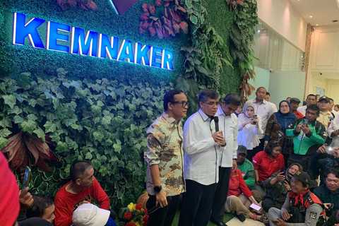 Menteri Ketenagakerjaan Yassierli menerima audiensi dari massa aksi unjuk rasa ojek online di Kantor Kementerian Ketenagakerjaan, Jakarta, Senin (17/2/2025).  Foto: Luthfi Humam/kumparan