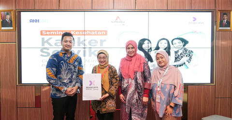 Head of Sales Brawijaya Hospital Saharjo Dede Muharamsyah (kiri), CEO AdMedika Dian Prambini (kedua dari kiri), Brawijaya Hospital Saharjo dr. Alesia Novita Sp.OG (kedua dari kanan), dan Medical Advisor Board AdMedika dr. Decy Paulina (kanan) pada acara Seminar Kesehatan Kanker Serviks "Cervical Health Matters: Prevent, Protect, Thrive" di ACE Room AdMedika, Telkom STO Gambir, Jakarta pada Kamis (13/2). Foto: Dok. Telkom