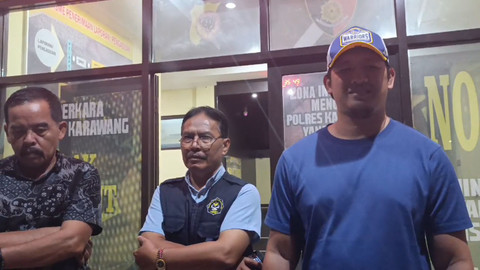 Ketua PGRI Karawang, Uyat (kiri), dan kuasa hukum Eigen Justisi saat melaporkan Bro Ron ke Polres Karawang pada Kamis malam (13/2/2025). Foto: kumparan