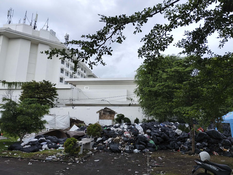 Tumpukan sampah di lahan bekas Teras Malioboro 2 (TM 2), Kota Yogyakarta, Senin (17/2/2025). Foto: Arfiansyah Panji Purnandaru/kumparan