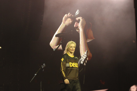 Aksi konser Band rock asal Amerika Linkin Park di Stadion Madya, Gelora Bung Karno Senayan, Minggu (16/2/2025). Foto: Aditia Noviansyah/kumparan