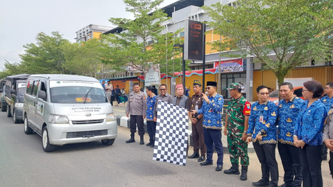 Sekda Kabupaten Sekadau, Mohammad Isa, melepas logitik makan bergizi gratis di Jalan Panglima Naga Sekadau. Foto: Dina Mariana/Hi!Pontianak