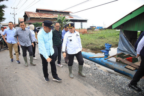 Pj Gubernur Sumsel, Elen Setiadi, bersama Pj Wali Kota Palembang, Cheka Virgowansyah, meninjau kerusakan jalan yang sempat viral di Gandus. Foto : Humas Pemprov Sumsel