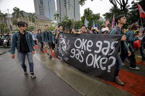 Sejumlah mahasiswa menggelar aksi unjuk rasa di Kawasan Patung Kuda, Jakarta, Senin (17/2/2025). Foto: Jamal Ramadhan/kumparan