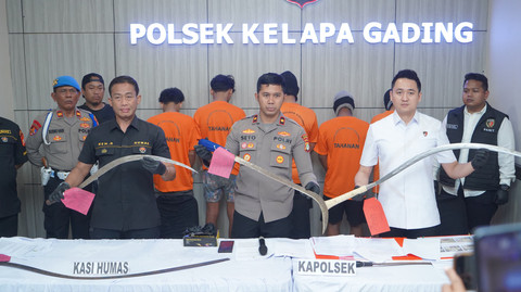 Konferensi pers kasus begal di Polsek Kelapa Gading, Jakarta, Senin (17/2/2025). Foto: Dok. Istimewa