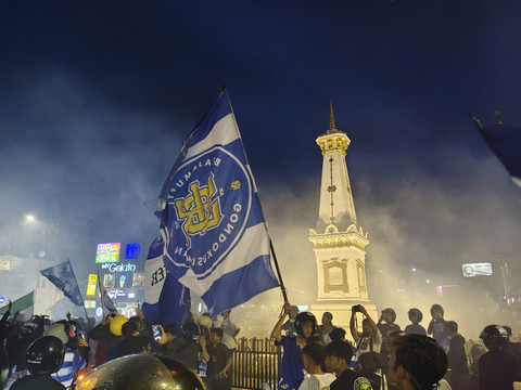 Suporter PSIM Yogyakarta merayakan lolosnya Laskar Mataram ke Liga 1 di Tugu Yogya, Senin (17/2/2025). Foto: Arfiansyah Panji Purnandaru/kumparan