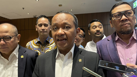 Menteri ESDM Bahlil Lahadalia usai rapat pengambilan keputusan RUU Minerba Badan Legislasi DPR, Senin (17/2/2025). Foto:  Fariza/kumparan