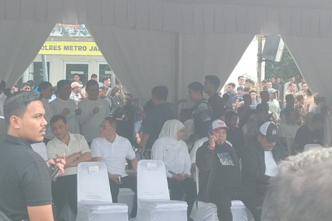 Gubernur Jawa Timur Khofifah Indar Parawansa hingga Gubernur Jaw Tengah Ahmad Luthfi menghadiri pengarahan kepala daerah di kawasan Monas, Jakarta Pusat, Selasa (18/2/2025). Foto: Zamachsyari/kumparan