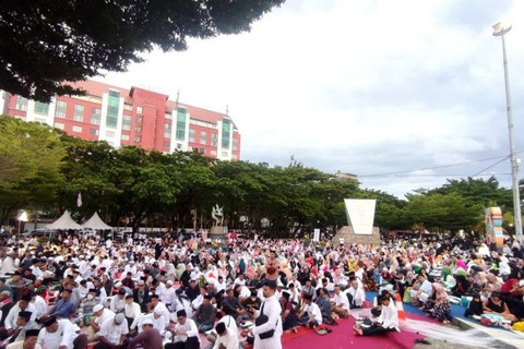 Buka Puasa bersama Ifthar Ramadhan terpanjang dilaksanakan Kedubes Kerajaan Arab Saudi bersama Pemkot Makassar dan Yayasan I-Salam rekor MURI di Anjungan Pantai Losari Makassar, Sulawesi Selatan, Rabu (13/3/2024). Foto: Darwin Fatir/ANTARA