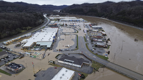 Foto udara daerah yang terendam banjir di Pikeville, Kentucky, AS, Minggu (16/2/2025). Foto: Justin Prater/REUTERS