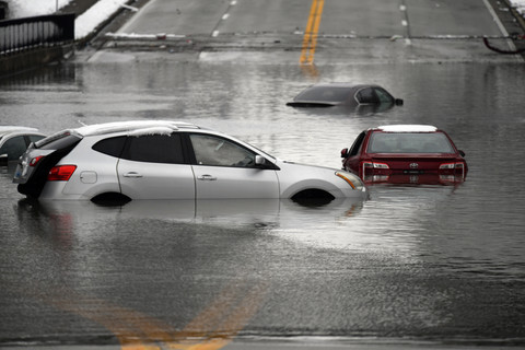 Mobil-mobil terendam banjir di terowongan kereta api di Louisville, Kentucky, Minggu (16/2/2025). Foto: Timothy D. Easley/AP Photo
