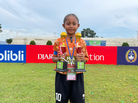 Shakila Azalia borong dua gelar individu di MilkLife Soccer Challenge Semarang 2025: Best Player & Top Scorer. Foto: Antika Fahira/kumparan