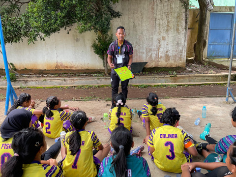 Althariq Bagus, pelatih SDN Klepu 03 di MilkLife Soccer Challenge Semarang 2025. Foto: Antika Fahira/kumparan