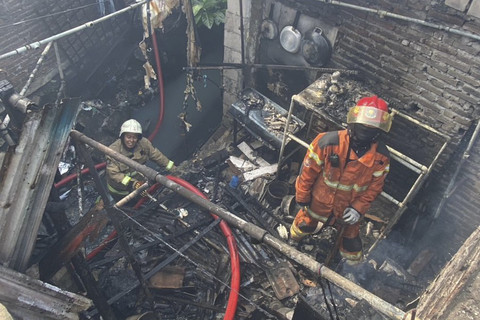 Tujuh kamar kos di Jalan Simo Gunung Kramat Timur II No. 15 dan 17, Kecamatan Sawahan, Kota Surabaya, hangus terbakar, pada Selasa (18/2/2025). Foto: Dok. DPKP Surabaya