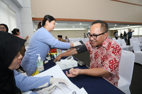 Wakil Wali Kota Semarang terpilih Iswar Aminuddin (kanan) saat melakukan tes pemeriksaan kesehatan Minggu (16/2) di Kantor Kemendagri, Jakarta. Foto: Dok. Istimewa