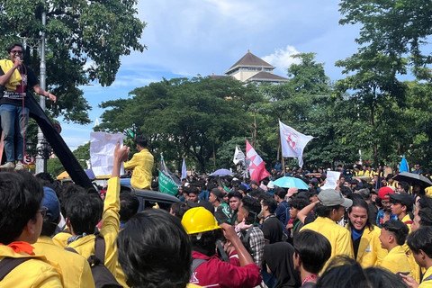 Sejumlah mahasiswa dari berbagai Universitas menggelar aksi unjuk rasa di depan Gedung DPRD dan Kantor Gubernur Jawa Tengah, Semarang, Selasa (18/2/2025). Foto: Intan Alliva Khansa/kumparan