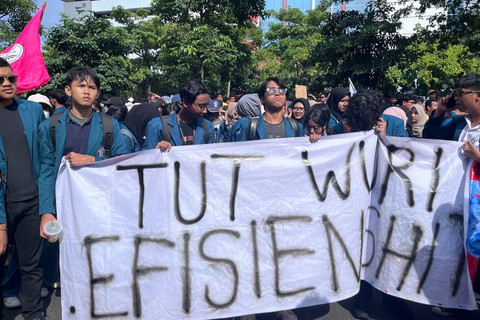 Sejumlah mahasiswa dari berbagai Universitas menggelar aksi unjuk rasa di depan Gedung DPRD dan Kantor Gubernur Jawa Tengah, Semarang, Selasa (18/2/2025). Foto: Intan Alliva Khansa/kumparan
