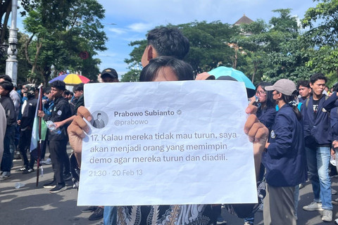 Sejumlah mahasiswa dari berbagai Universitas menggelar aksi unjuk rasa di depan Gedung DPRD dan Kantor Gubernur Jawa Tengah, Semarang, Selasa (18/2/2025). Foto: Intan Alliva Khansa/kumparan
