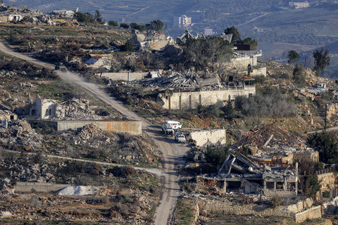 Sejumlah kendaraan pasukan sementara PBB dan Angkatan Darat Lebanon melintas di salah satu desa Lebanon Selatan, Adaisseh, Selasa (18/1/2025). Foto: Jalaa Marey/AFP