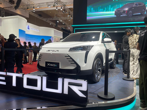 Mobil listrik Jetour X50e tampil perdana di IIMS 2025.  Foto: Sena Pratama/kumparan