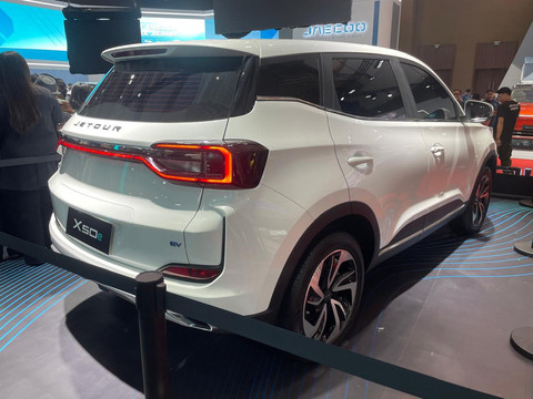 Mobil listrik Jetour X50e tampil perdana di IIMS 2025.  Foto: Sena Pratama/kumparan
