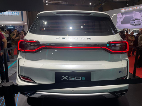 Mobil listrik Jetour X50e tampil perdana di IIMS 2025.  Foto: Sena Pratama/kumparan