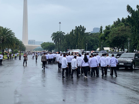 Hujan menggugur kepala daerah terpilih saat latihan baris berbaris dalam acara gladi bersih pelantikan di halaman Monas, Jakarta, Rabu (19/2/2025). Foto: Luthfi Humam/kumparan