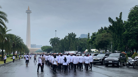 Hujan menggugur kepala daerah terpilih saat latihan baris berbaris dalam acara gladi bersih pelantikan di halaman Monas, Jakarta, Rabu (19/2/2025). Foto: Luthfi Humam/kumparan