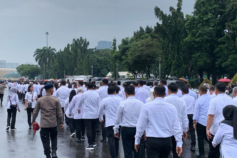Sejumlah kepala daerah terpilih mengikuti latihan baris berbaris dalam acara gladi bersih pelantikan kepala daerah di Monas, Jakarta, Rabu (19/2/2025). Foto: Luthfi Humam/kumparan