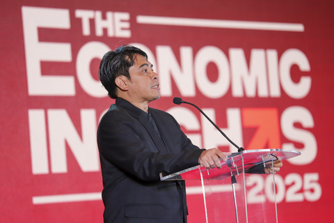 Pemimpin Redaksi kumparan Arifin Asydhad memberikan sambutan pada acara kumparan The Economic Insights 2025 di The Westin, Jakarta, Rabu (19/2/2025). Foto: Jamal Ramadhan/kumparan