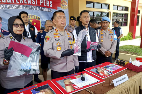 Polresta Bandung rilis kasus pembunuhan di Sukamenak, Margahayu, Kabupaten Bandung, Rabu (19/2/2025). Foto: Robby Bouceu/kumparan