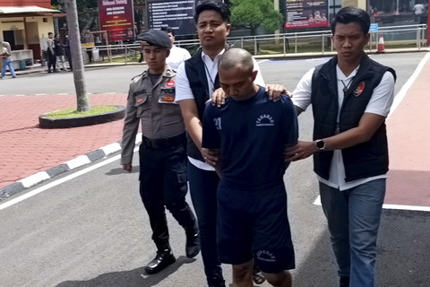 Alif Febriansyah tersangka pembunuhan di Sukamenak, Margahayu, Kabupaten Bandung dihadirkan dalam konferensi pers di Mapolresta Bandung, Rabu (19/2/2025). Foto: Robby Bouceu/kumparan