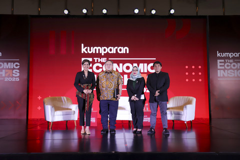 Foto bersama usai diskusi panel pada acara kumparan The Economic Insights 2025 di The Westin, Jakarta, Rabu (19/2/2025). Foto: Jamal Ramadhan/kumparan