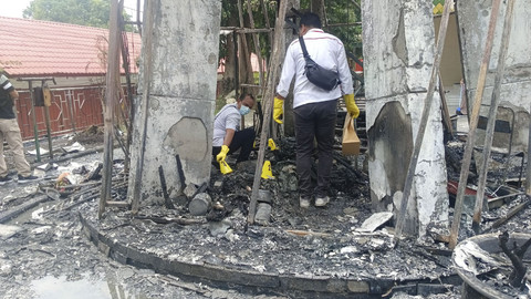 Kebakaran menara Masjid Agung Darussalam Bojonegoro yang berada di Alun-Alun Bojonegoro, Jalan KH Hasyim Asyari, Kecamatan/Kabupaten Bojonegoro, Rabu (19/2/2025). Foto: Dok. Istimewa