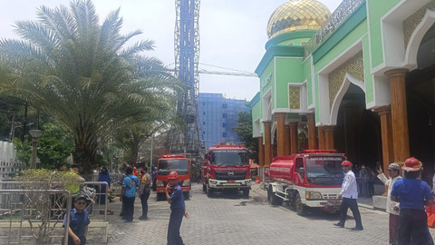 Kebakaran menara Masjid Agung Darussalam Bojonegoro yang berada di Alun-Alun Bojonegoro, Jalan KH Hasyim Asyari, Kecamatan/Kabupaten Bojonegoro, Rabu (19/2/2025). Foto: Dok. Istimewa