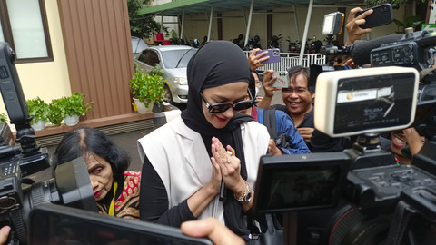 Paula Verhoeven usai jalani sidang cerai di Pengadilan Agama Jakarta Selatan. Foto: Aprilandika Pratama/kumparan