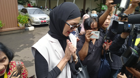 Paula Verhoeven usai jalani sidang cerai di Pengadilan Agama Jakarta Selatan. Foto: Aprilandika Pratama/kumparan
