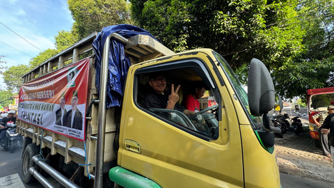 Hasto Wardoyo saat kampanye mengangkut sampah di Kota Yogya menggunakan truk. Foto: Arif UT/Pandangan Jogja