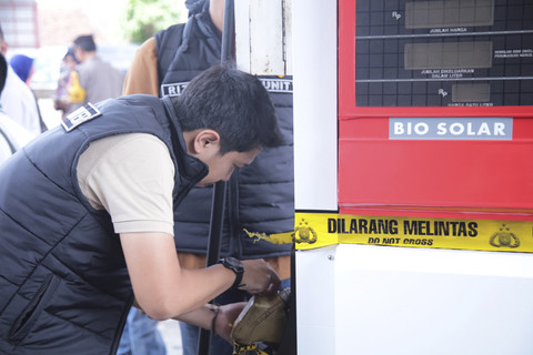 Stasiun Pengisian Bahan Bakar Umum (SPBU) di wilayah Kecamatan Baros, Sukabumi, pasang alat tambahan pada dispenser pompa. Foto: Dok. Bareskrim