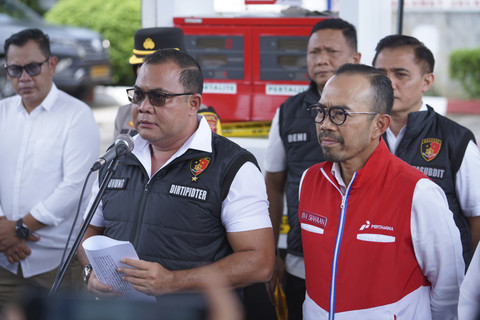 Stasiun Pengisian Bahan Bakar Umum (SPBU) di wilayah Kecamatan Baros, Sukabumi, pasang alat tambahan pada dispenser pompa. Foto: Dok. Bareskrim